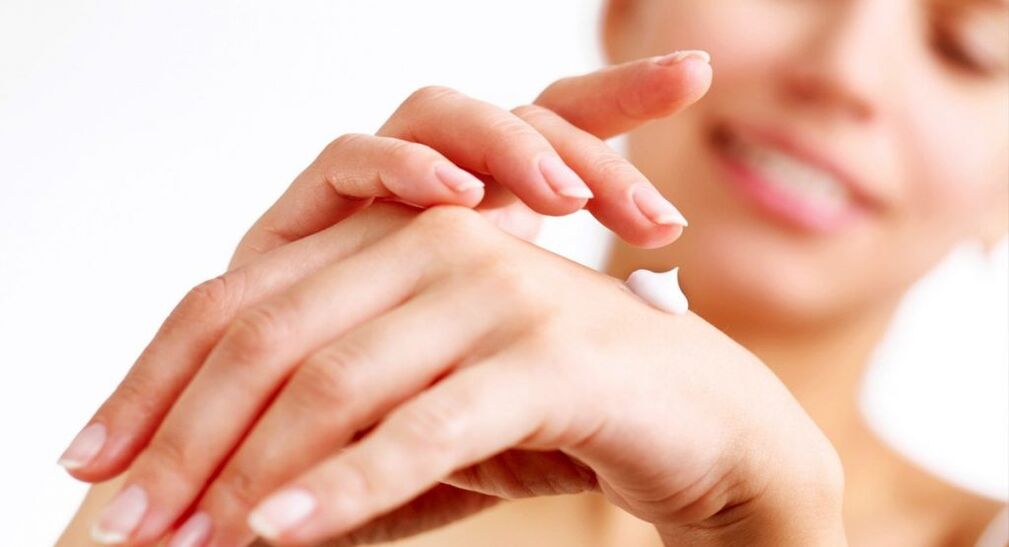 aplikimi i kremit të duarve për rinovimin e lëkurës